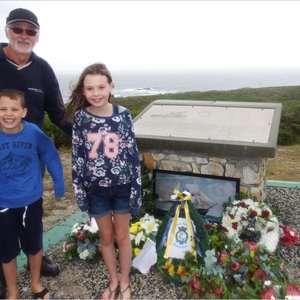  Thys de Wet met sy twee kleinkinders wat vanaf Engeland kom kuier het, Zach (9) en Kendra (10) Bardon, met Kendra wat ook â€˜n krans gelÃª het